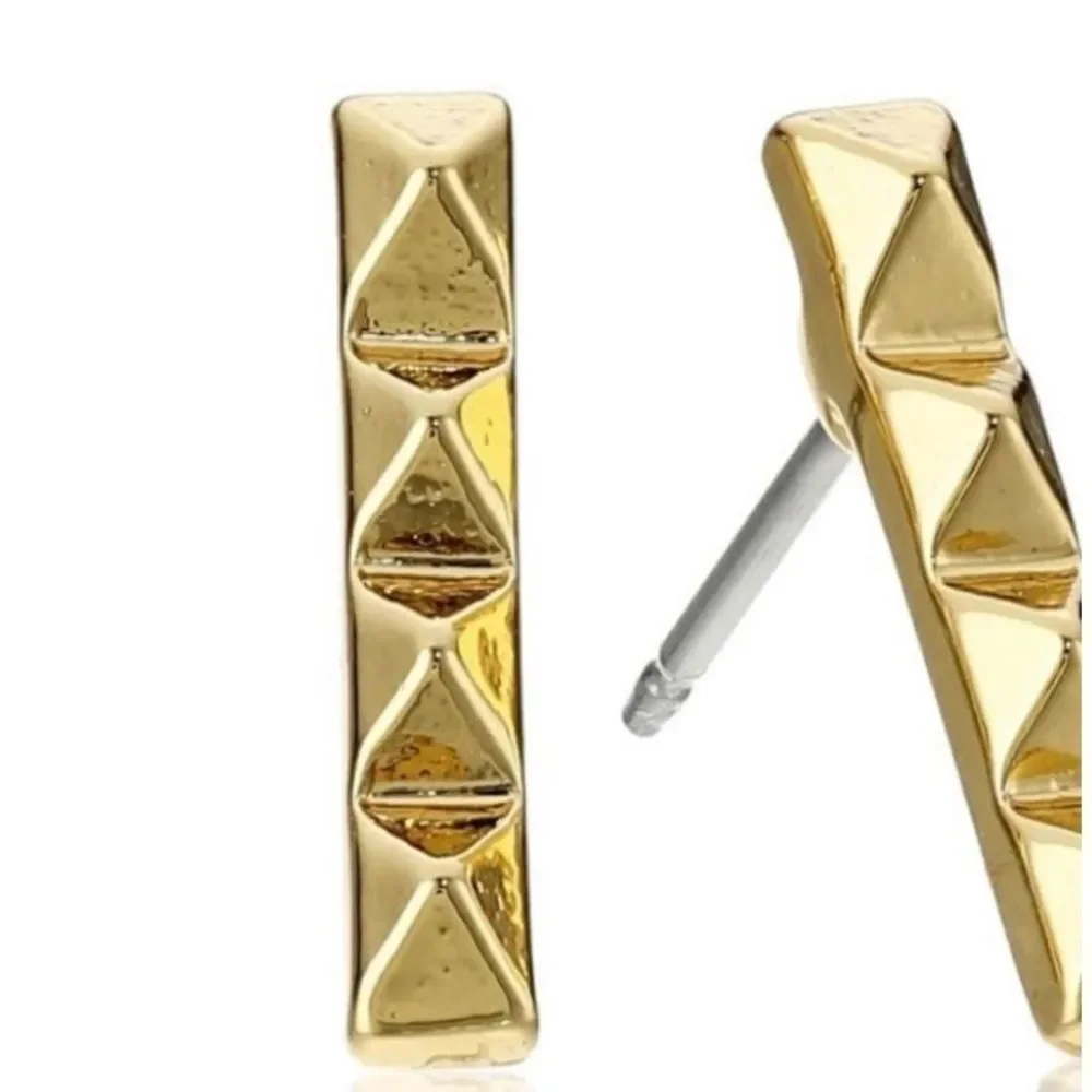 𝅺Trina Turk Pyramid Bar Earrings New